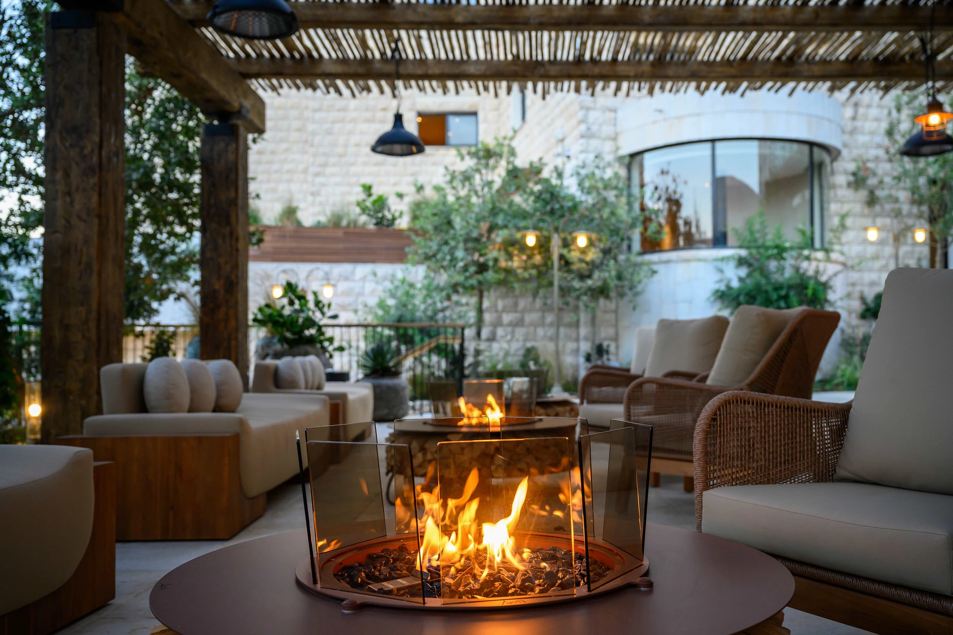 פינת ישיבה במרפסת הלובי של מלון כנען